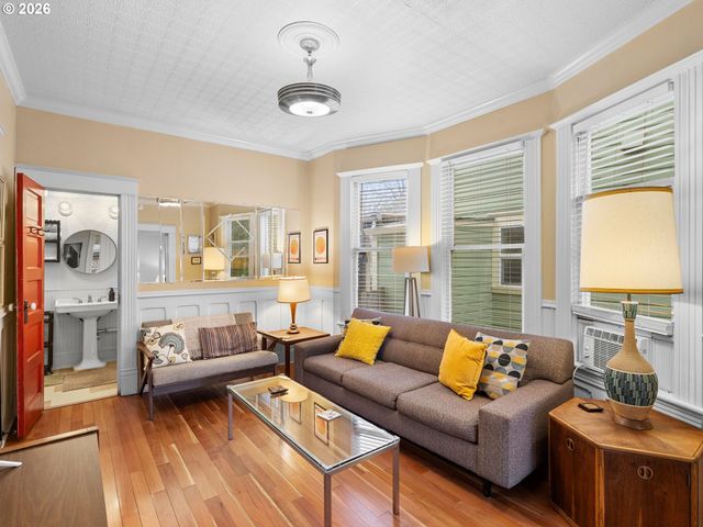 2712 Se ASH St, Portland, OR 97214