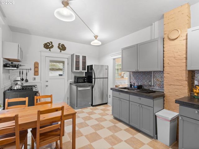 2712 Se ASH St, Portland, OR 97214