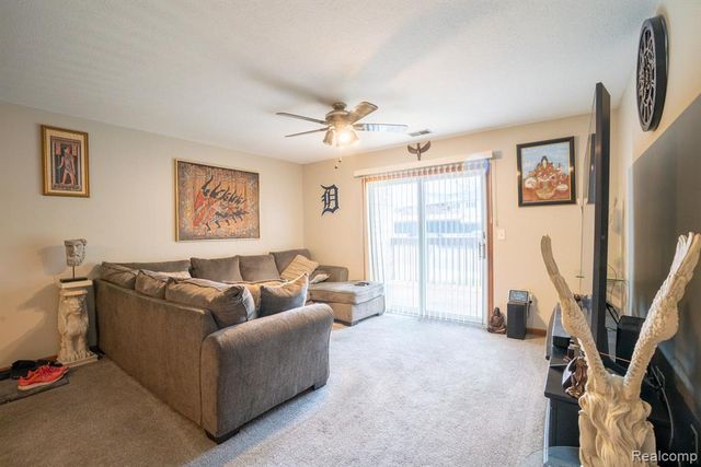 1335 Harbour Blvd 89, Trenton, MI 48183