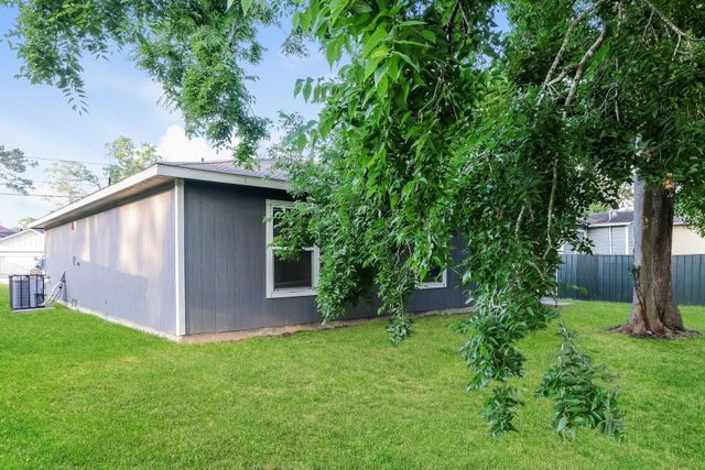 8213 Linda Vista Road, Houston, TX 77028