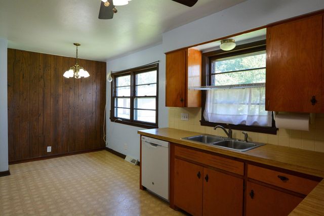 536 N Meeds Dr., Valley Center, KS 67147