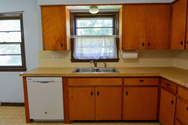 536 N Meeds Dr., Valley Center, KS 67147