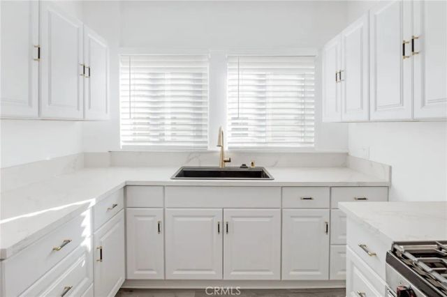 548 N Kenmore, Los Angeles, CA 90004