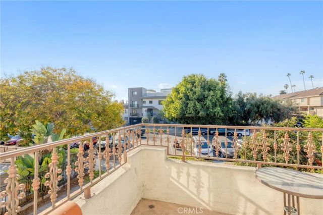 548 N Kenmore, Los Angeles, CA 90004