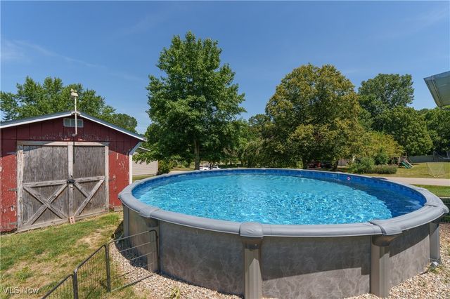 2709 Country Squire Street NW, Uniontown, OH 44685