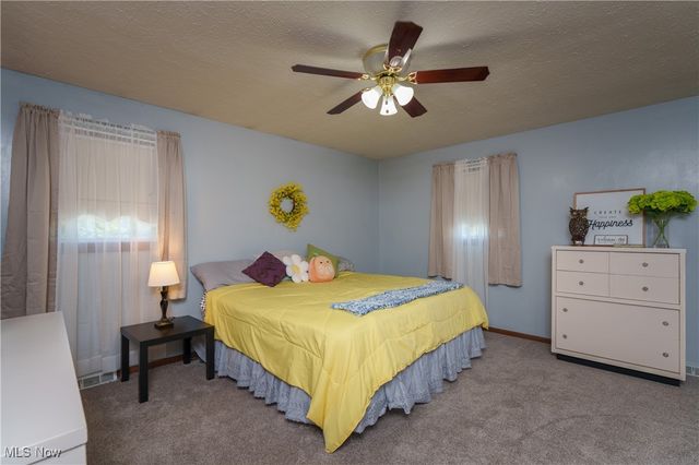 2709 Country Squire Street NW, Uniontown, OH 44685