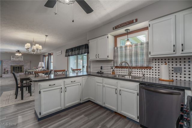 2709 Country Squire Street NW, Uniontown, OH 44685