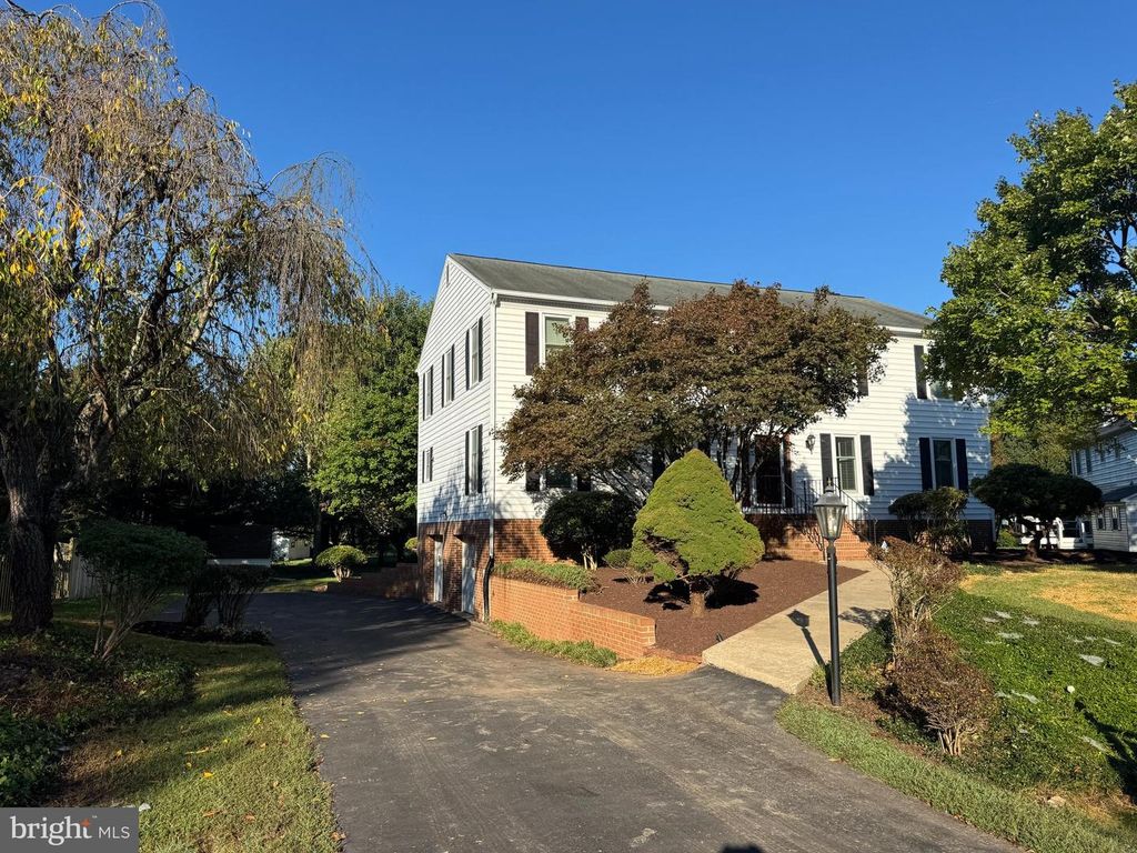 11 N POINTE DR, Fredericksburg, VA 22405