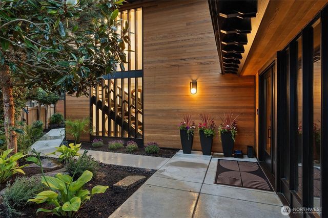 11213 Arroyo Beach Place SW, Seattle, WA 98146
