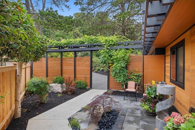 11213 Arroyo Beach Place SW, Seattle, WA 98146
