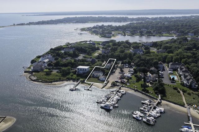 35 Gardners Lane, Hampton Bays, NY 11946