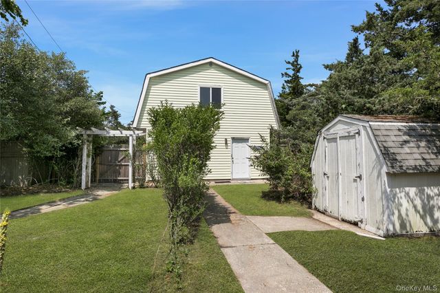 35 Gardners Lane, Hampton Bays, NY 11946