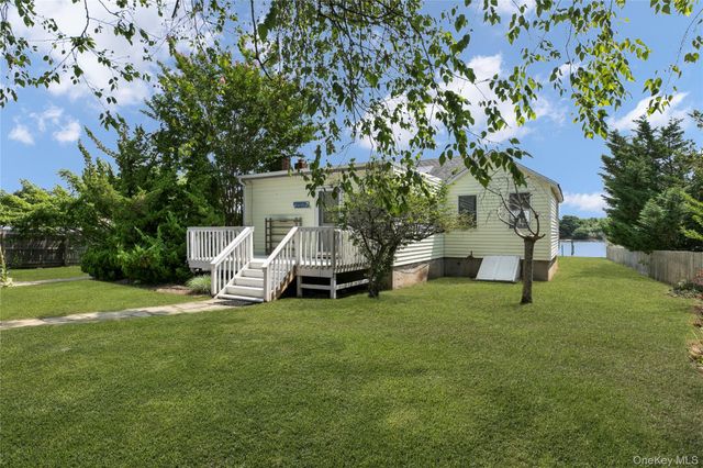 35 Gardners Lane, Hampton Bays, NY 11946