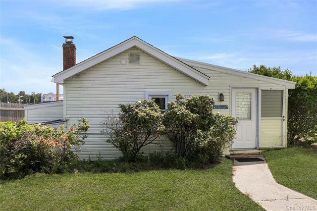 35 Gardners Lane, Hampton Bays, NY 11946