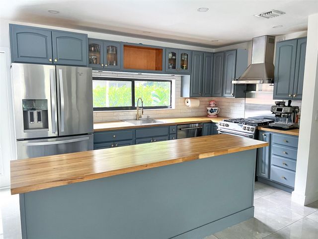 2561 NE 19th St, Pompano Beach, FL 33062