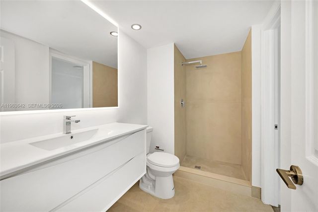 800 CLAUGHTON ISLAND DR 905, Miami, FL 33131