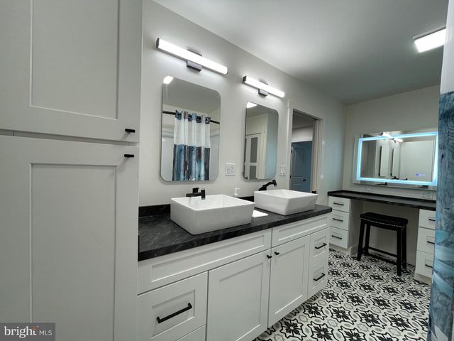 1166 N BROWNS DAM DR, New Oxford, PA 17350