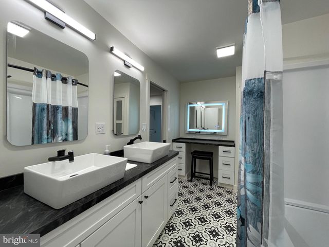 1166 N BROWNS DAM DR, New Oxford, PA 17350