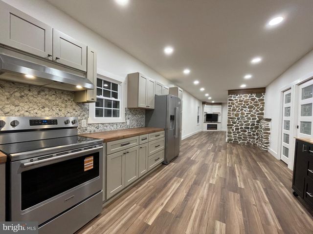 1166 N BROWNS DAM DR, New Oxford, PA 17350