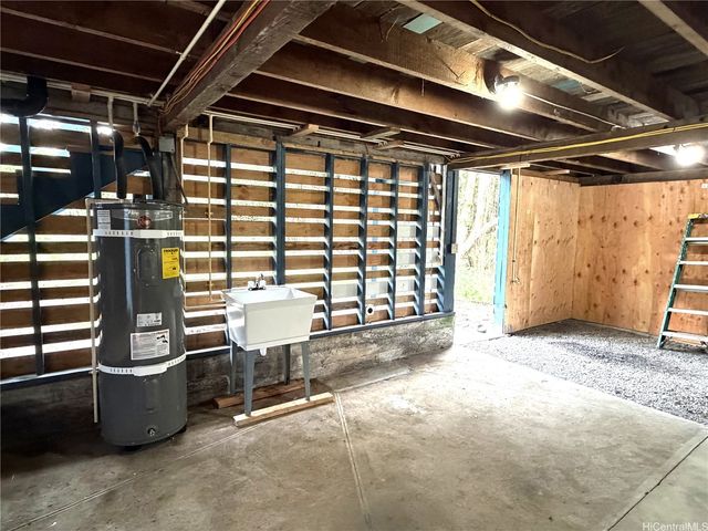1360 Kaumana Drive, Hilo, HI 96720