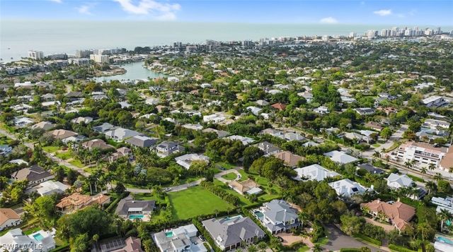 690 Murex DR, Naples, FL 34102