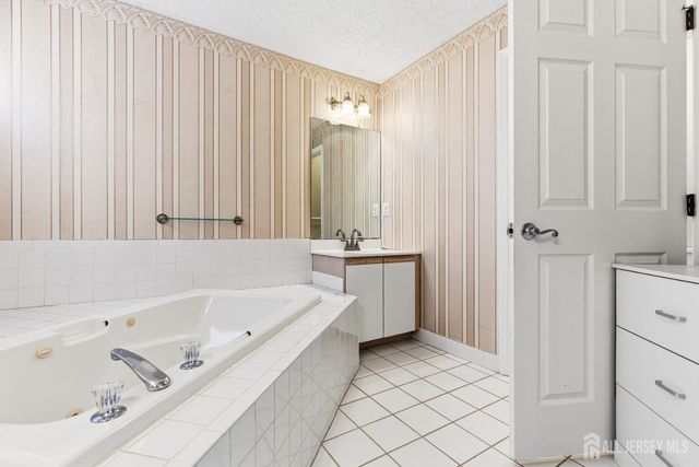 21 Newburgh Drive, Edison, NJ 08820