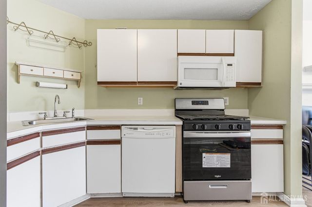 21 Newburgh Drive, Edison, NJ 08820