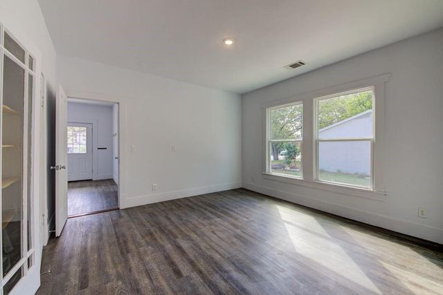 743 S Blanco ST S, Lockhart, TX 78644