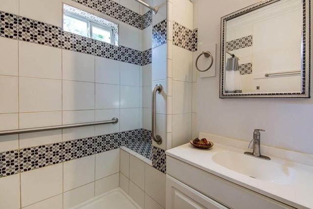 743 S Blanco ST S, Lockhart, TX 78644