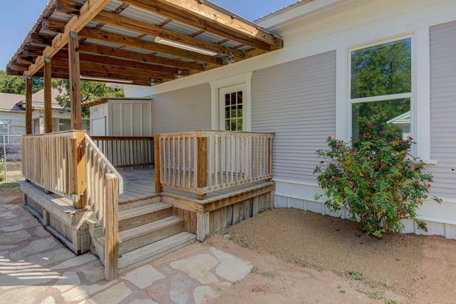 743 S Blanco ST S, Lockhart, TX 78644