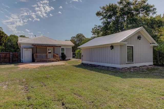 743 S Blanco ST S, Lockhart, TX 78644