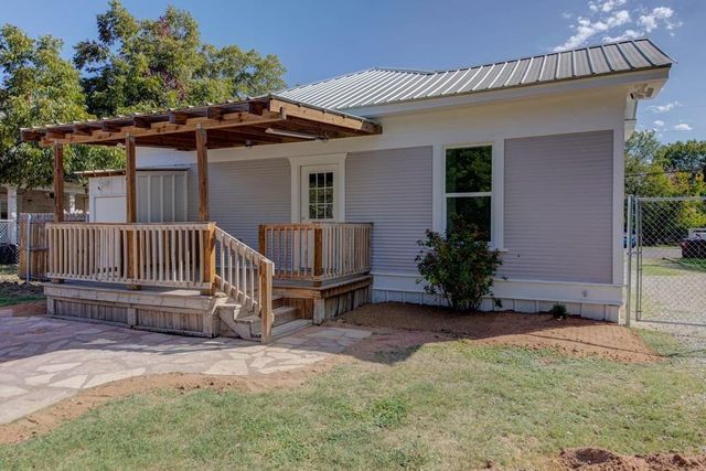 743 S Blanco ST S, Lockhart, TX 78644