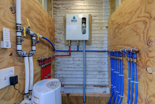 743 S Blanco ST S, Lockhart, TX 78644