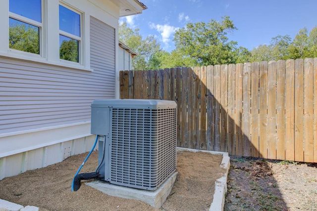 743 S Blanco ST S, Lockhart, TX 78644