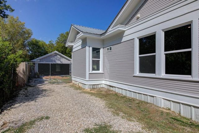 743 S Blanco ST S, Lockhart, TX 78644