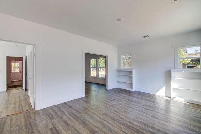 743 S Blanco ST S, Lockhart, TX 78644