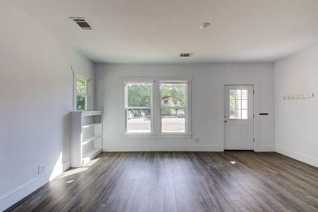 743 S Blanco ST S, Lockhart, TX 78644