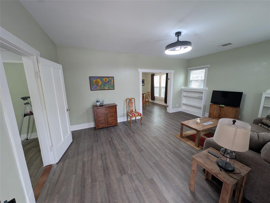 743 S Blanco ST S, Lockhart, TX 78644