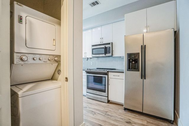 6444 Burnet RD 305, Austin, TX 78757