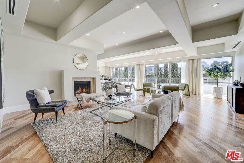 339 N Palm Drive 201, Beverly Hills, CA 90210