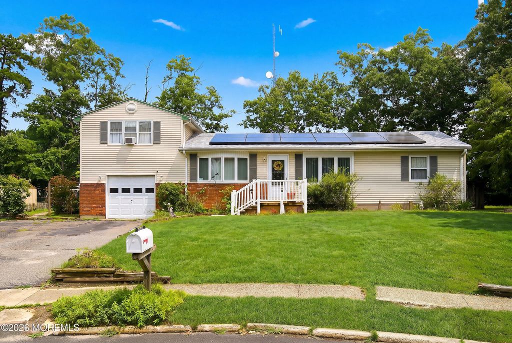 17 Darye Court, Toms River, NJ 08755