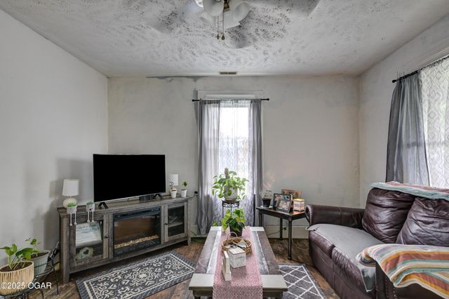 2212 S Joplin Avenue, Joplin, MO 64804