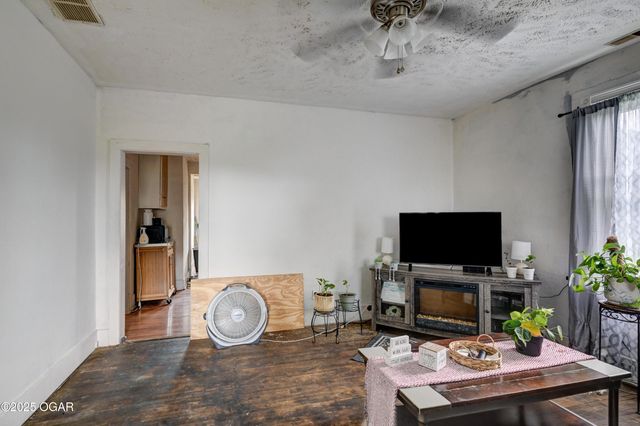 2212 S Joplin Avenue, Joplin, MO 64804