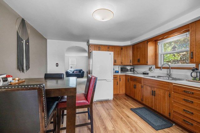 1932 N DIVISION STREET, Appleton, WI 54911