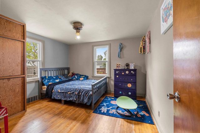 1932 N DIVISION STREET, Appleton, WI 54911