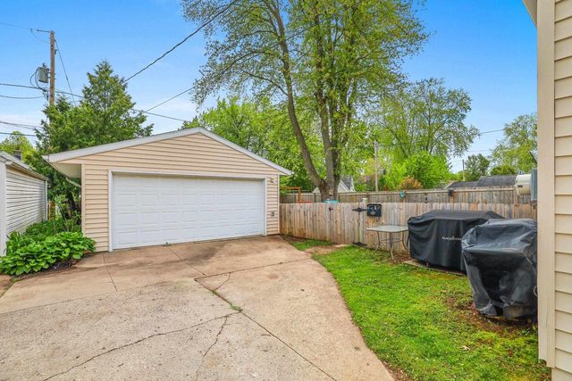 1932 N DIVISION STREET, Appleton, WI 54911