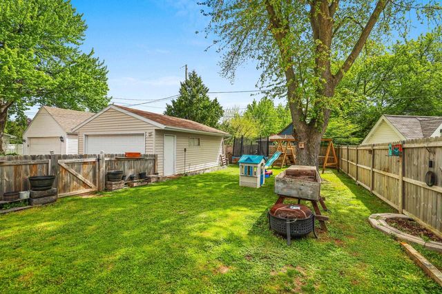 1932 N DIVISION STREET, Appleton, WI 54911