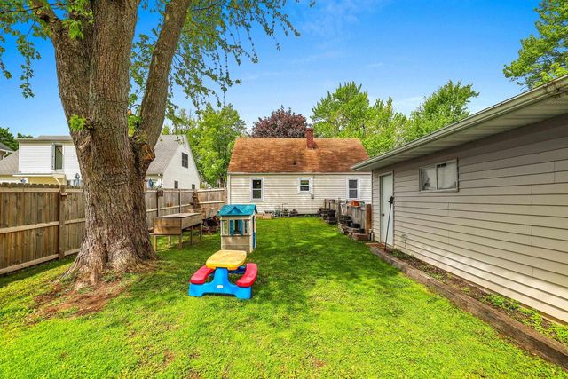 1932 N DIVISION STREET, Appleton, WI 54911