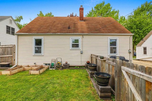 1932 N DIVISION STREET, Appleton, WI 54911