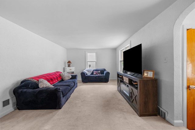 1932 N DIVISION STREET, Appleton, WI 54911